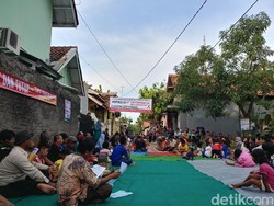 Sambil Lesehan, Warga Desak Pemkot Cirebon Tutup Pemotongan Ayam