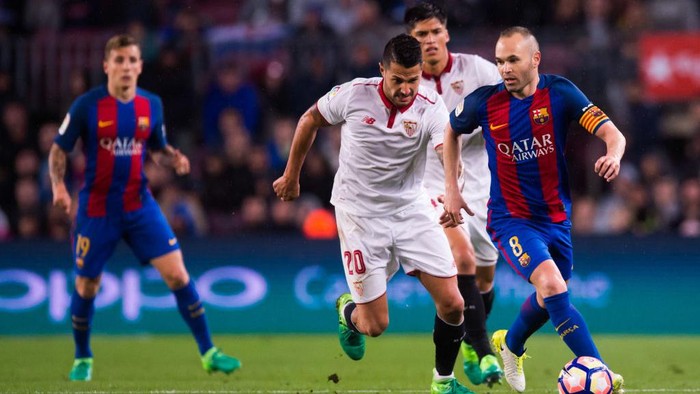 Andres Iniesta dalam kejaran pemain Sevilla. Foto: Alex Caparros/Getty Images Andres Iniesta dalam kejaran pemain Sevilla. Foto: Alex Caparros/Getty Images