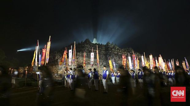 Sejumlah umat Buddha bersama Biksu melakukan Pradaksina berjalan mengelilingi Candi Borobudur rangkaian dari perayaan Tri Suci Waisak di Komplek Taman Wisata Candi Borobudur (TWCB), Magelang, Jawa Tengah, Kamis, 11 Mei 2017. Pradaksina menjadi penutup rangkaian perayaan Tri Suci Waisak yang mengusung tema Indahnya Kebersamaan dalam Buddha Darma yang diwujudkan dalam Dharmasanti. (CNN Indonesia/Adhi Wicaksono)