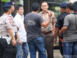 Asyik Tidur dengan Istri, Roy Marten Pasrah Perabot Rumah Ditelan Banjir