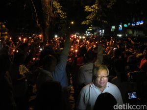 Massa Pendukung Ahok Nyalakan Lilin di Mako Brimob, Lalin Macet