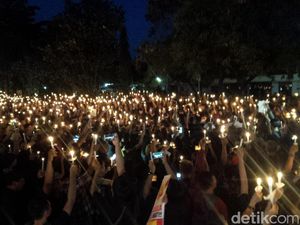 Massa Nyalakan Lilin di Lapangan Renon Bali untuk Ahok