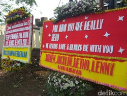 Karangan Bunga untuk Ahok Dipajang di Polresta Depok