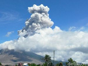 Gunung Sinabung Kembali Erupsi, Kolom Abu Capai 2.300 Meter