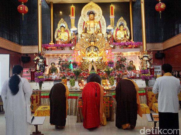 Umat Buddha Rayakan Waisak di Vihara Avalokitesvara