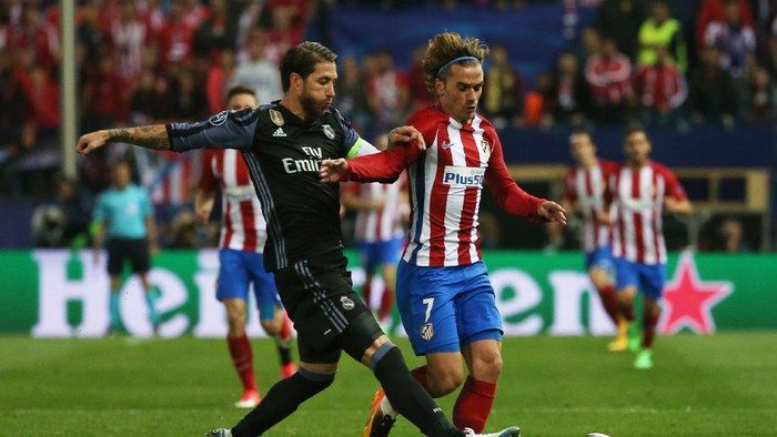 Sergio Ramos berduel dengan Antonie Griezmann di laga Atletico Madrid melawan Real Madrid. (Foto: Sergio Ramos Reuters / Sergio Perez) Sergio Ramos berduel dengan Antonie Griezmann di laga Atletico Madrid melawan Real Madrid. (Foto: Sergio Ramos Reuters / Sergio Perez)