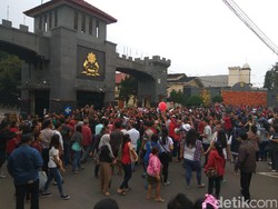 Massa Pro-Ahok dari Balai Kota Tiba di Mako Brimob