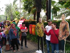 Warga Ingin Berfoto, Ahok-Djarot Dikeluarkan dari Balai Kota