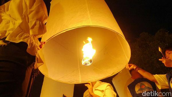 Bagaimana Cara Menerbangkan Lampion Perayaan Waisak?