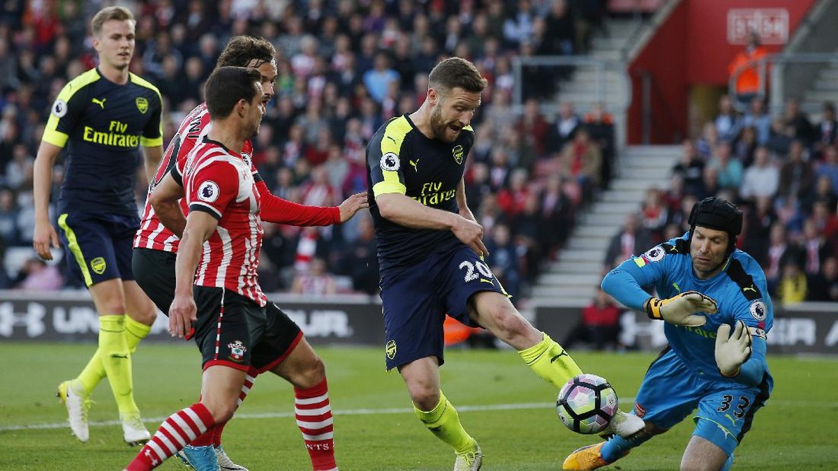 Aksi Shkodran Mustafi dan Petr Cech dalam pertandingan Southampton vs Arsenal (Foto: Action Images via Reuters / Andrew Couldridge)