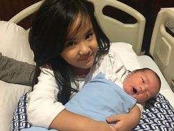 Lucunya Mikhayla Bakrie Bersama Adik Bayi