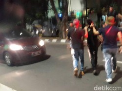 Polisi Amankan Pria yang Halangi Lalin Usai Massa Ahok Dibubarkan