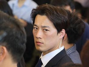 Foto: Pengawal Tampan Presiden Korea Selatan Bikin Heboh Netizen Foto: Pengawal Tampan Presiden Korea Selatan Bikin Heboh Netizen