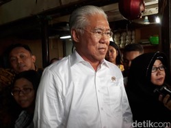 Mendag Cek Pasokan Sembako di Pasar Kramat Jati Pasca Kebakaran