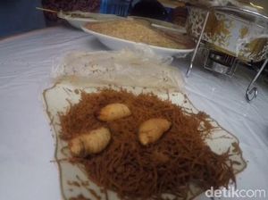 Berani Makan Ulat Sagu?