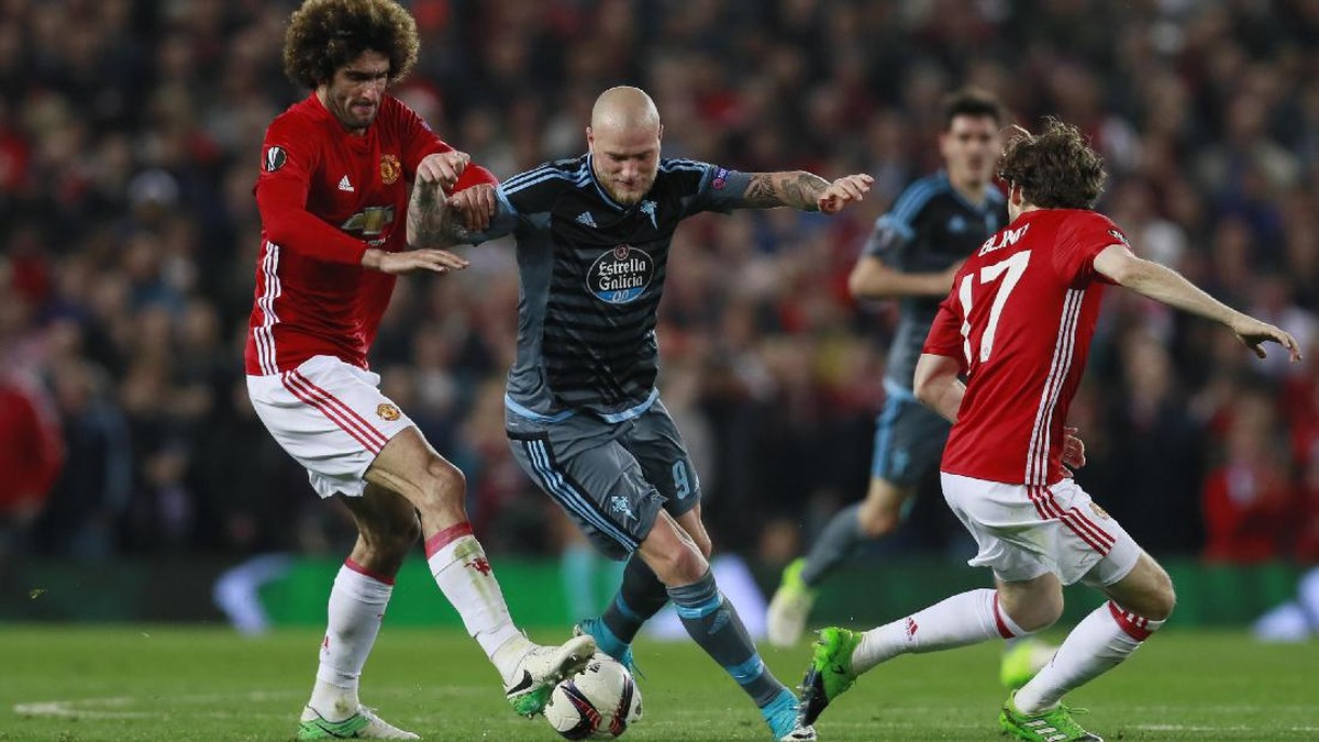 Foto: Marouane Fellaini berebut bola dengan John Guidetti (Action Images via Reuters/Jason Cairnduff)