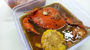 Mencicip Kepiting Lada Hitam dan Saus Padang dalam Kemasan Kotak