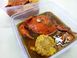 Mencicip Kepiting Lada Hitam dan Saus Padang dalam Kemasan Kotak Mencicip Kepiting Lada Hitam dan Saus Padang dalam Kemasan Kotak