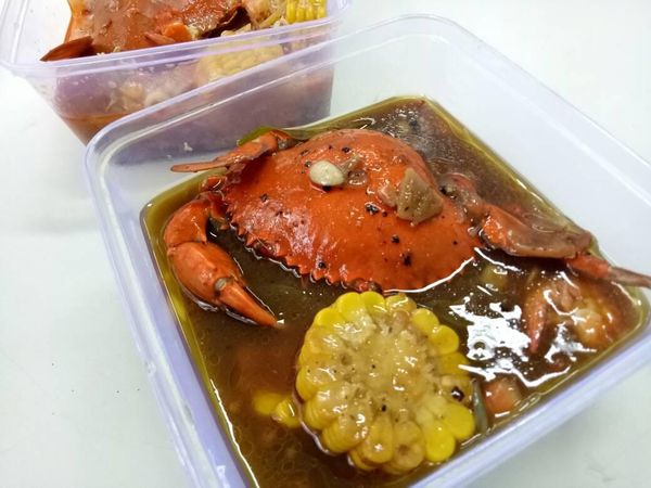 Mencicip Kepiting Lada Hitam dan Saus Padang dalam Kemasan Kotak