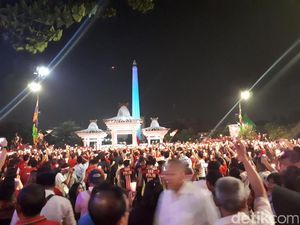 Aksi Lilin untuk Ahok, Massa Tutup Jalan Pahlawan Surabaya