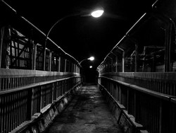 Jalan Malam di Jembatan
