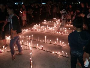 Warga Parapat Gelar Aksi 1.000 Lilin untuk Ahok di Danau Toba