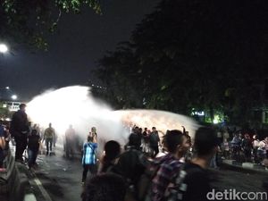 Bubarkan Massa Pro-Ahok di PT DKI, Polisi Semprotkan Water Canon