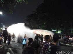 Bubarkan Massa Pro-Ahok di PT DKI, Polisi Semprotkan Water Canon