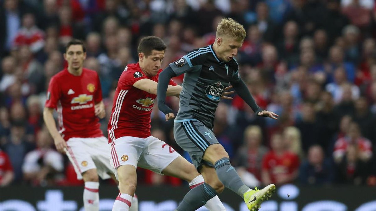 Gelandang MU Ander Herrera berduel dengan winger Celta Daniel Wass. (Foto: Action Images via Reuters / Jason Cairnduff Livepic)