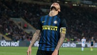 Ban kapten Inter Milan sempat tersemat di lengan Mauro Icardi. Tapi hubungan tak mesra di antara sang pemain dengan fans dan manajemen klub akhirnya bikin ban kapten dicopot. Pada prosesnya ia juga dilepas ke PSG. Foto: Getty Images Sport/Emilio Andreoli