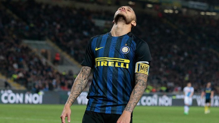 MILAN, ITALY - APRIL 30:  Mauro Emanuel Icardi of FC Internazionale Milano shows his frustration during the Serie A match between FC Internazionale and SSC Napoli at Stadio Giuseppe Meazza on April 30, 2017 in Milan, Italy.  (Photo by Emilio Andreoli/Getty Images )