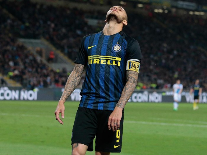 MILAN, ITALY - APRIL 30:  Mauro Emanuel Icardi of FC Internazionale Milano shows his frustration during the Serie A match between FC Internazionale and SSC Napoli at Stadio Giuseppe Meazza on April 30, 2017 in Milan, Italy.  (Photo by Emilio Andreoli/Getty Images )