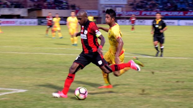 Boaz Solossa gagal membawa Persipura curi poin di Bandung.