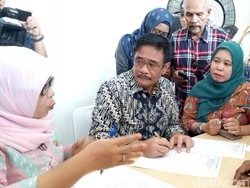 Lewati Antrean Foto, Djarot Langsung Layani Keluhan Warga
