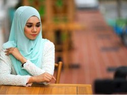 Atasi Masalah Rambut Bagi Anda yang Berhijab dengan Cara Ini