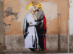Mural Donald Trump Ciuman dengan Paus Francis