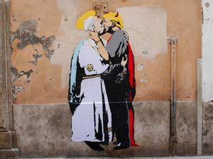 Mural Donald Trump Ciuman dengan Paus Francis Mural Donald Trump Ciuman dengan Paus Francis