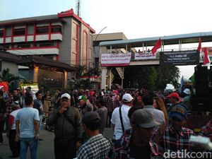 Waktu Aksi Sudah Habis, Polisi Minta Massa di Depan PT DKI Pulang