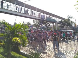 Massa Pendukung Ahok Mulai Berdatangan ke Depan PT DKI