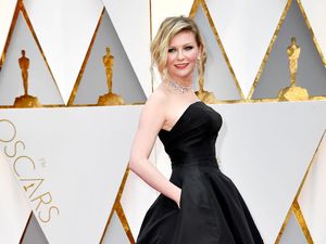 Foto: 15 Inspirasi Gaun Malam Kristen Dunst