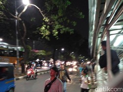 Arus Lalin Dibuka, Polisi Halau Massa Pro-Ahok Kembali ke Jalan