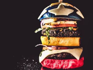 Pencinta Burger Wajib Mencicipi Burger Wonder Woman Ini!