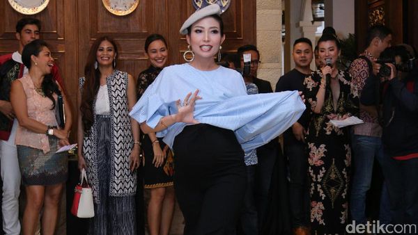 Lenggak Lenggok Ayu Dewi dengan Perut Hamil Besar