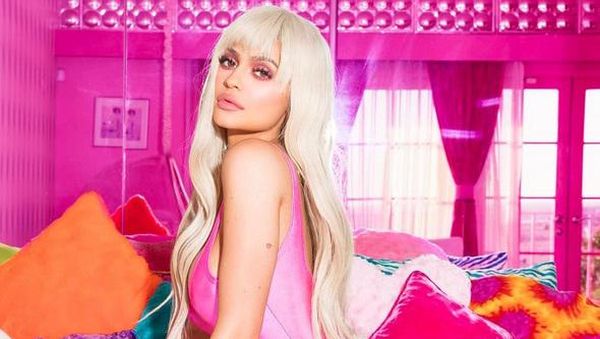 Seksinya Kylie Jenner Ber-Bikini