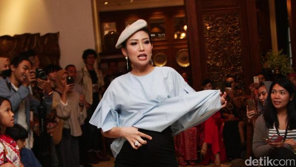 Foto: Kolaborasi Ayu Dewi di Fashion Show Luna Habit