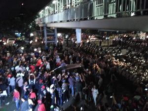 Polisi Mulai Pukul Mundur Massa Aksi Pro-Ahok di Depan PT DKI