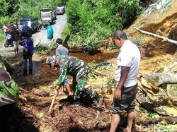 TNI di Aceh Bantu Bersihkan Jalan Lintas yang Putus Akibat Longsor