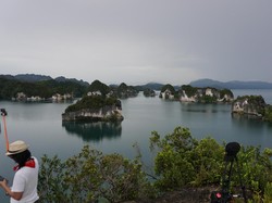 Menanti Sunrise di Antara Batu Karang Raja Ampat