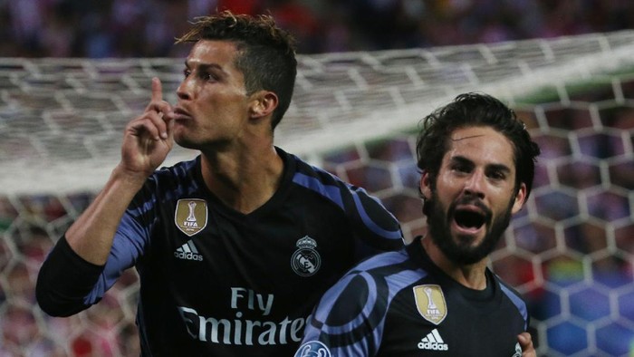 Football Soccer - Atletico Madrid v Real Madrid - UEFA Champions League Semi Final Second Leg - Vicente Calderon Stadium, Madrid, Spain - 10/5/17 Real Madrids Isco celebrates scoring their first goal with Cristiano Ronaldo  Reuters / Sergio Perez Livepic