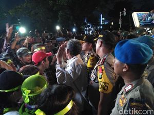 Massa Belum Tinggalkan PT DKI, Polisi Siagakan Water Cannon